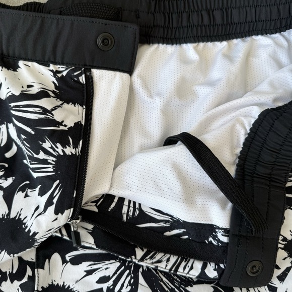 Chubbies The Resort Swim Trunks Shorts Mens XL Black White Flower 4" Mesh Liner - Picture 7 of 15